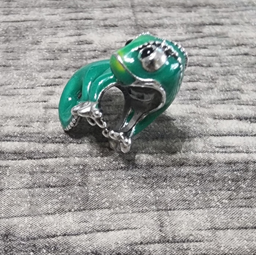 Disney Pandora Charm - Pascal Color-Changing - Picture 3 of 9